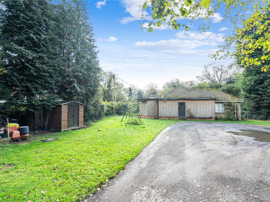 2 bed bungalow for sale in Pocketsdell Lane, Bovingdon, Hemel Hempstead