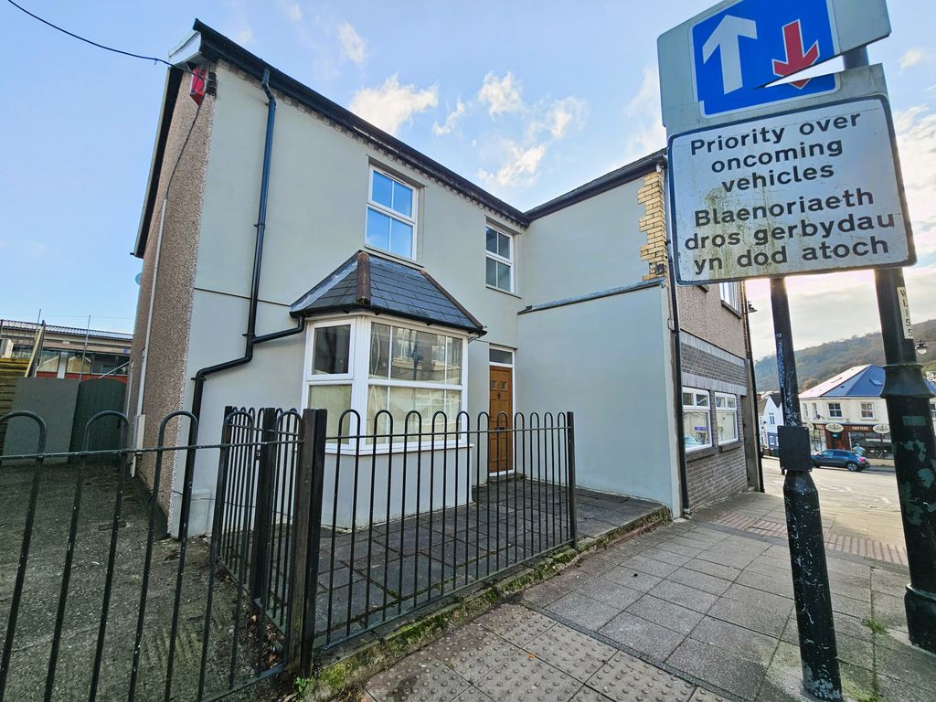 4 bed semidetached house to rent in High Street, Llanbradach