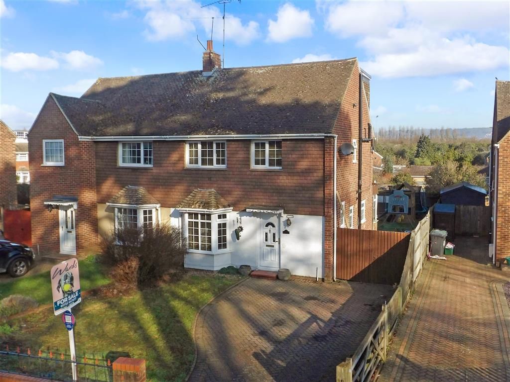 4 bed semidetached house for sale in The Avenue, Greenacres, Aylesford