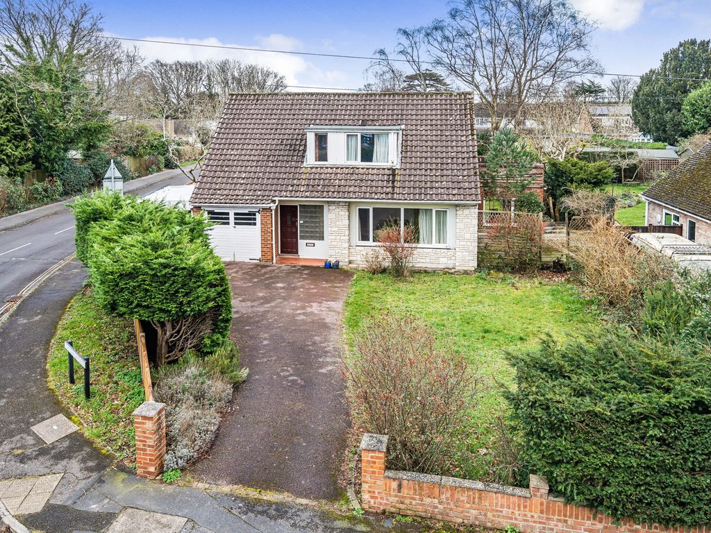 4 bed detached house for sale in Avenue Road, Farnborough GU14, £