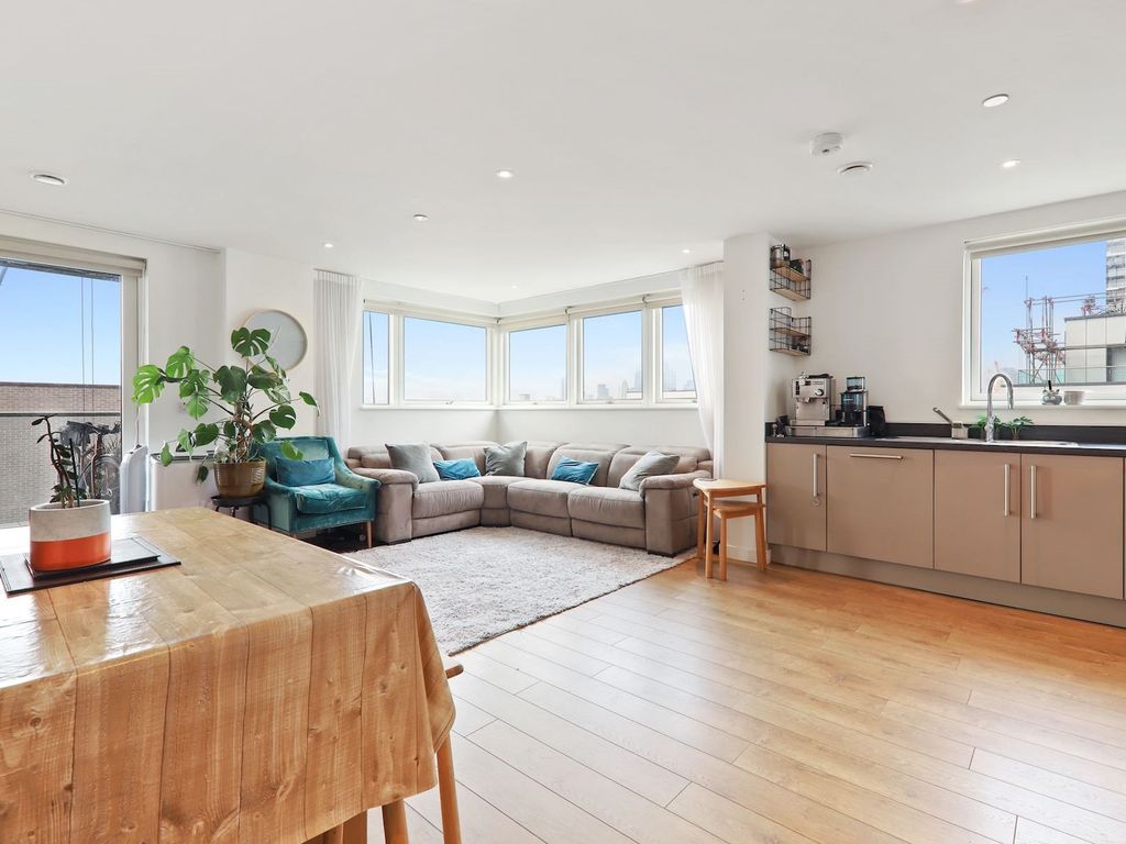 2 bed flat to rent in Bessemer Place, London SE10, £2,500 pcm Zoopla