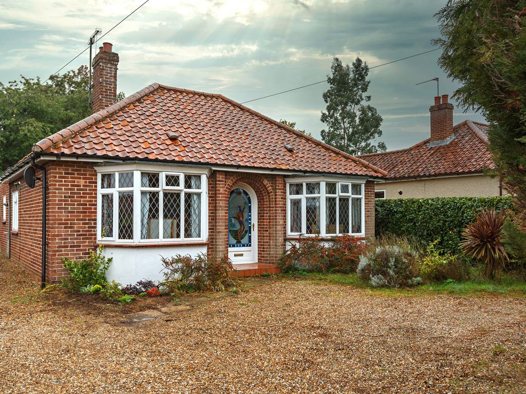 4 bed detached bungalow for sale in Fakenham Road, Taverham, Norwich