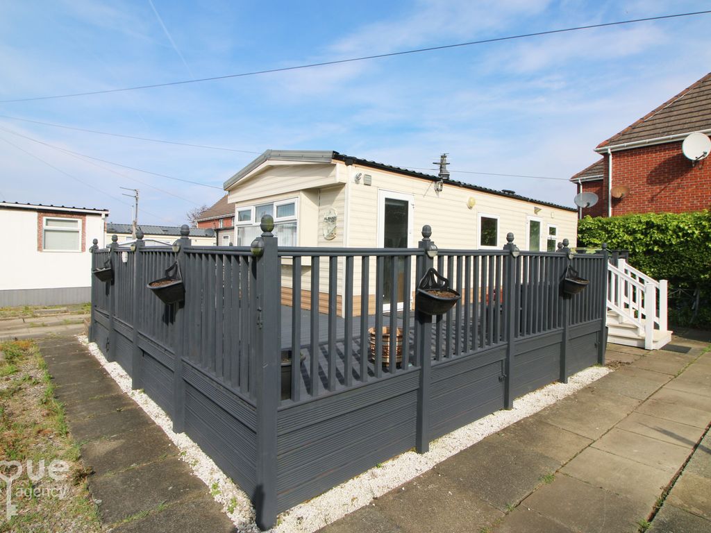 2 bed mobile/park home for sale in Ingledene, Lawsons Road, Thornton