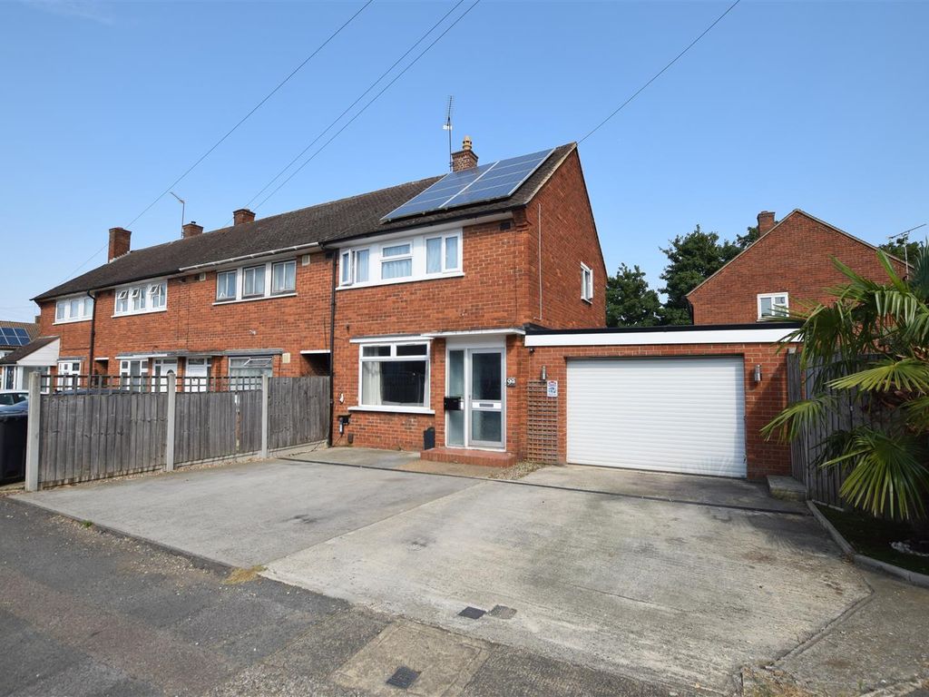 3 bed semidetached house for sale in Usk Road, Aveley, South Ockendon