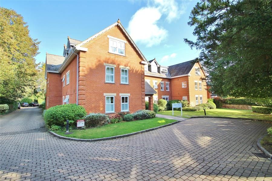2 bed flat to rent in Broomhall Road, Horsell, Woking GU21, £1,550 pcm