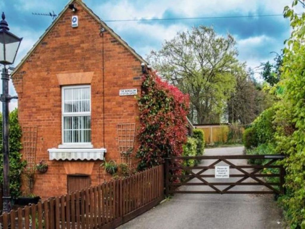 2 bed detached bungalow for sale in Station Terrace, Hitchin SG4, £