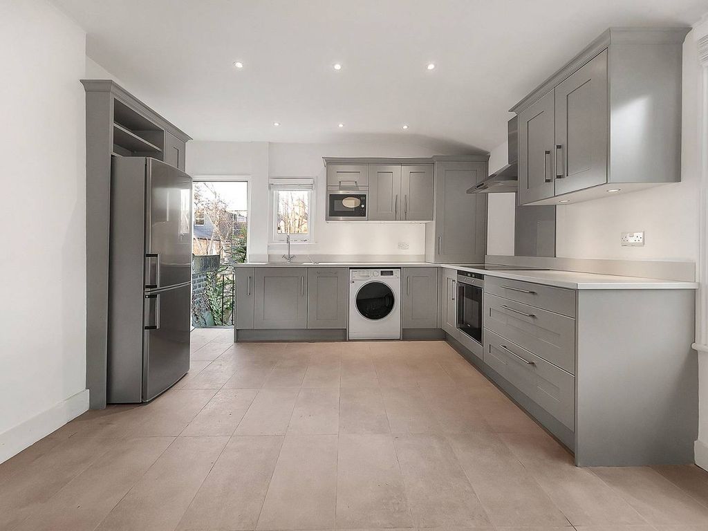 2 bed flat to rent in Burnbury Road, Balham, London SW12 Zoopla