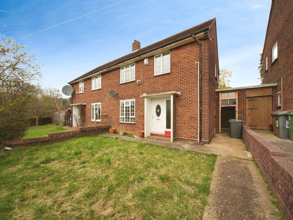 3 bed semidetached house for sale in Upwell Road, Luton LU2, £300,000