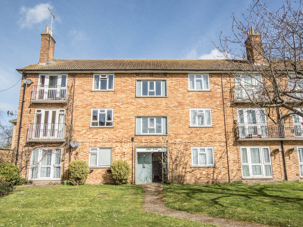 2 bed flat to rent in Bentley Road, Hertford SG14 Zoopla