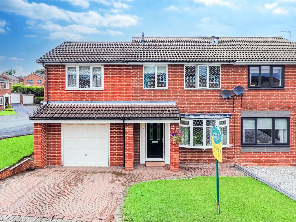 4 bed semidetached house for sale in Glenfields, Netherton, Wakefield