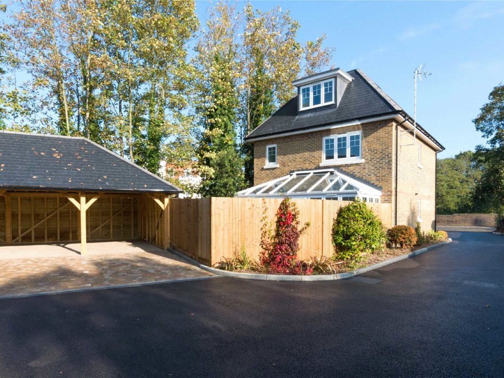 3 bed detached house for sale in Howard Place, Weybridge KT13, £800,000