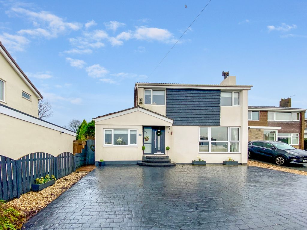 4 bed detached house for sale in Fairways Drive, Burnley BB11, £300,000