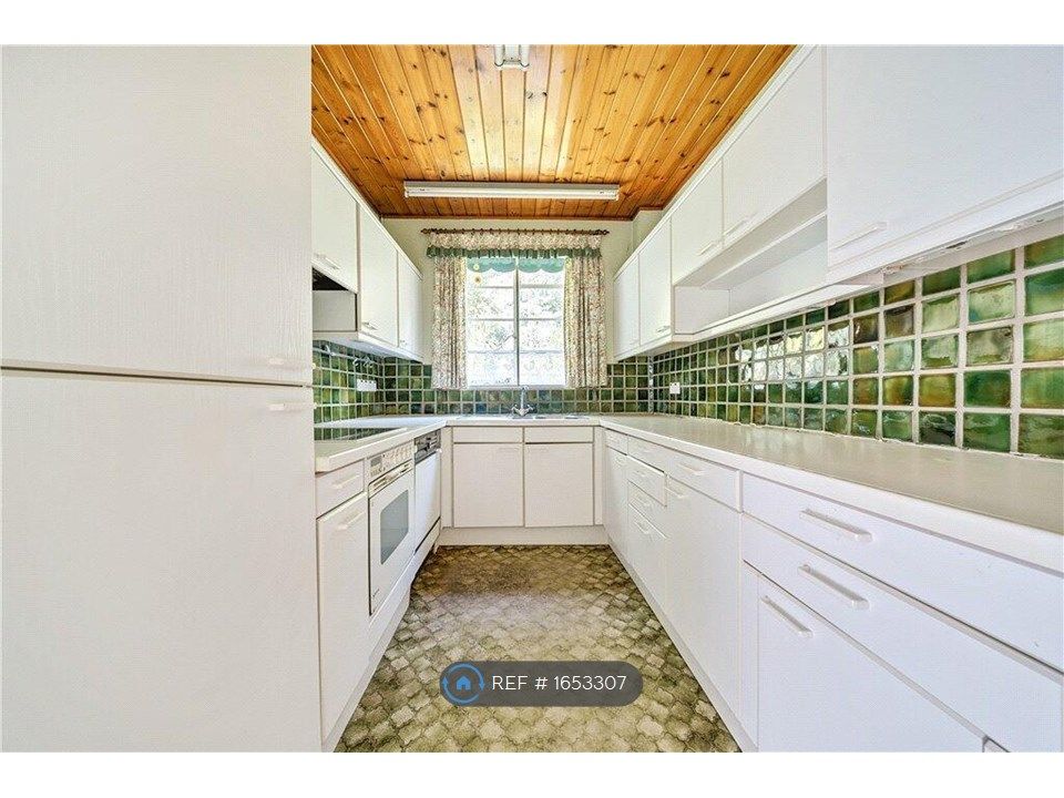 4 bed semidetached house to rent in Howberry Road, Edgware HA8, £2,550