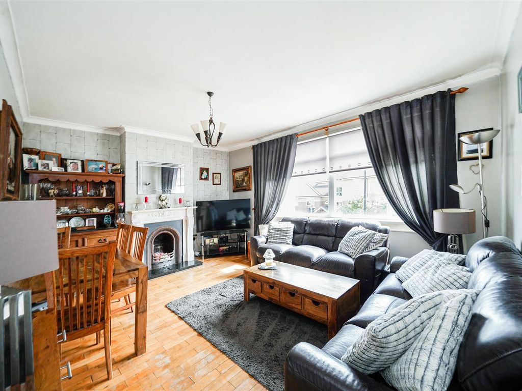 3 bed flat for sale in Manford Way, Chigwell IG7, £275,000 Zoopla