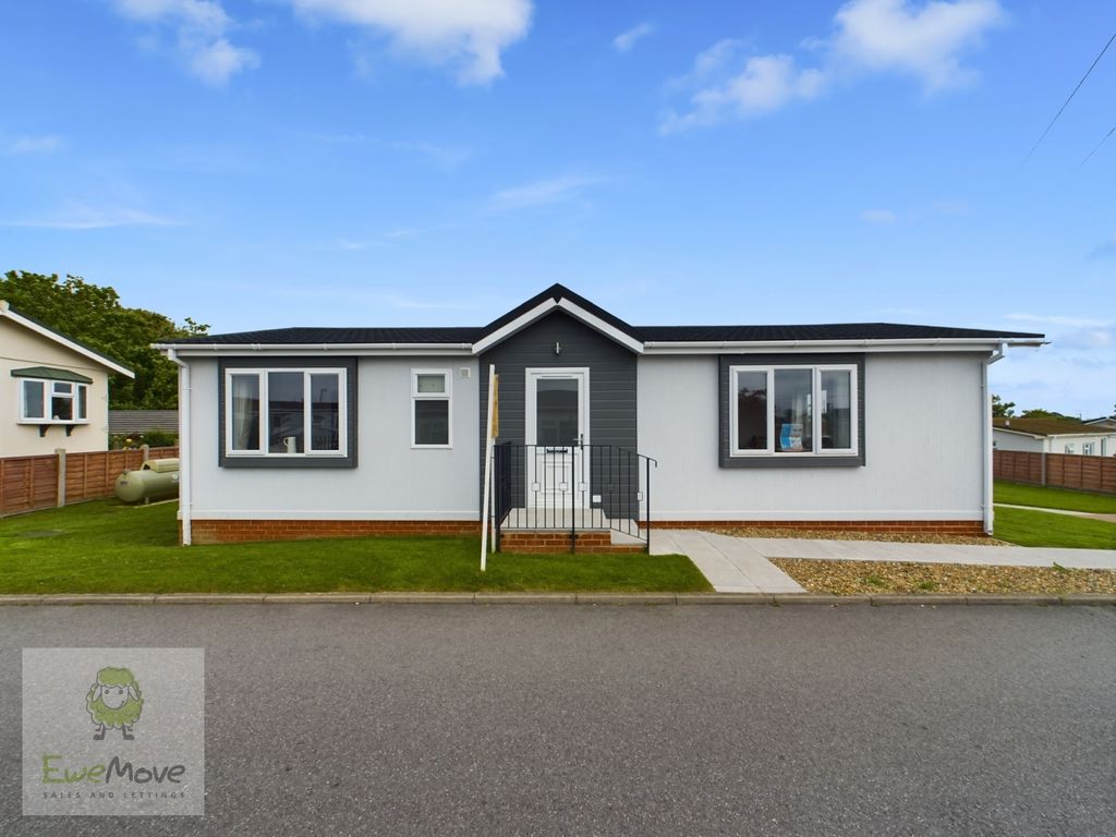 2 bed mobile/park home for sale in Damson Drive, Hoo Marina Park
