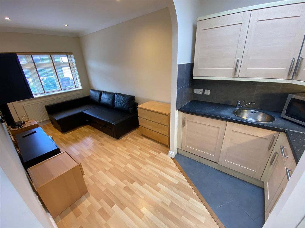 Room to rent in Rosslyn Crescent, HarrowOnTheHill, Harrow HA1, £800