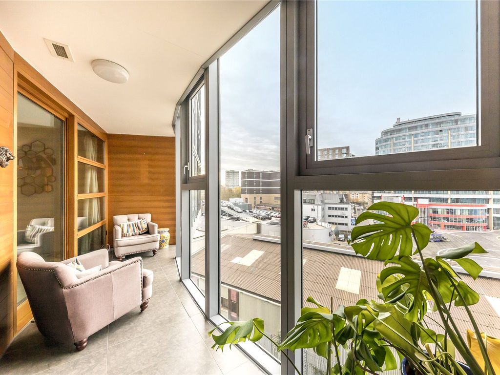 1 bed flat to rent in Falcon Wharf, 34 Lombard Road, Battersea SW11, £