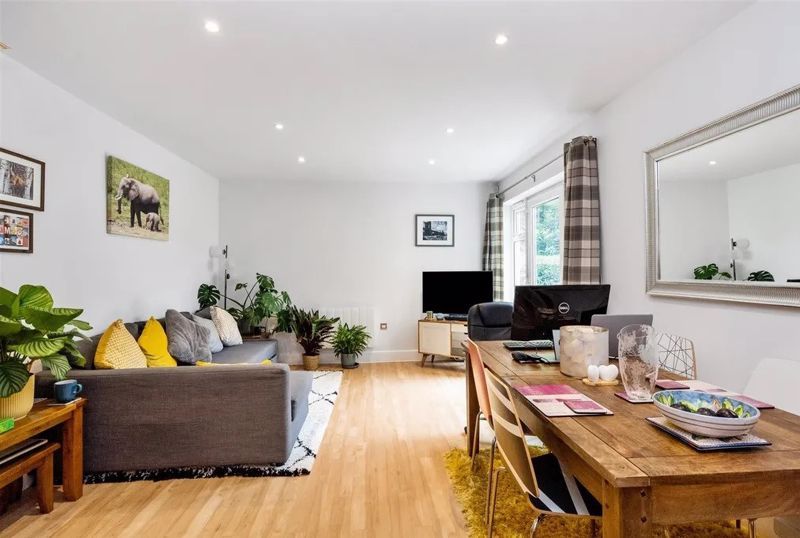 2 bed flat for sale in Compton Road, London SW19 Zoopla