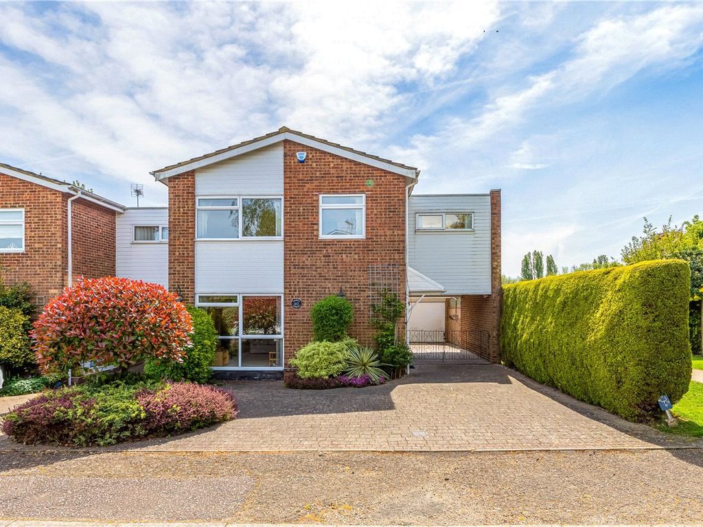 4 bed link detached house for sale in The Park, Redbourn, St. Albans
