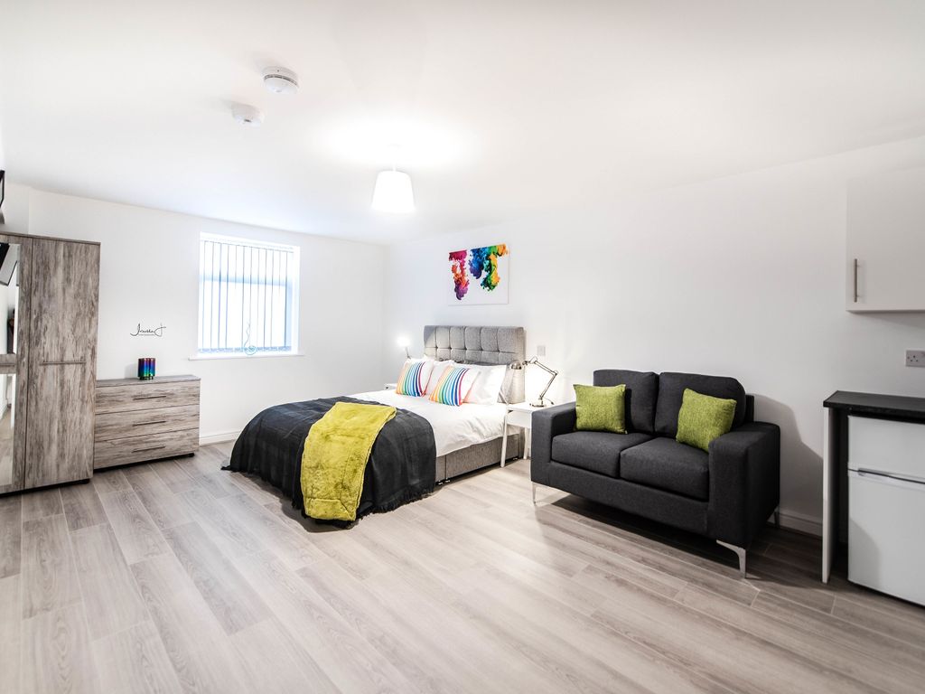 Room to rent in Borough Road, St. Helens WA10, £650 pcm Zoopla