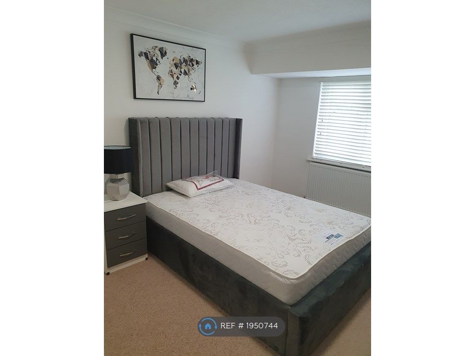 Room to rent in Larwood Place, Oldbrook, Milton Keynes MK6, £800 pcm