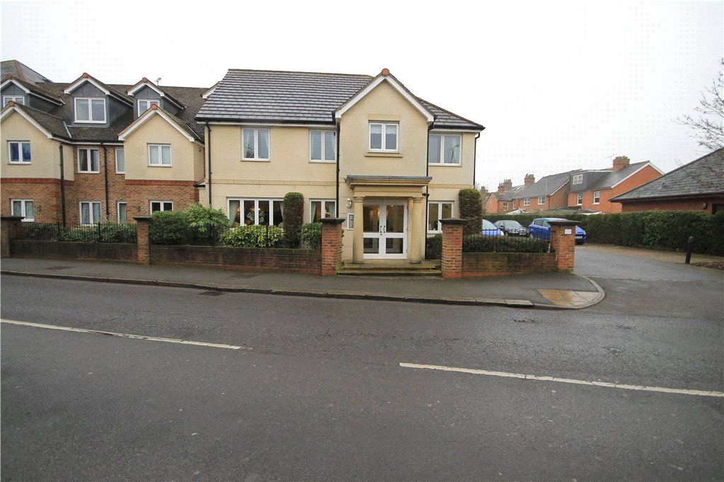 1 bed flat to rent in Matthews Lodge, Station Road, Addlestone, Surrey