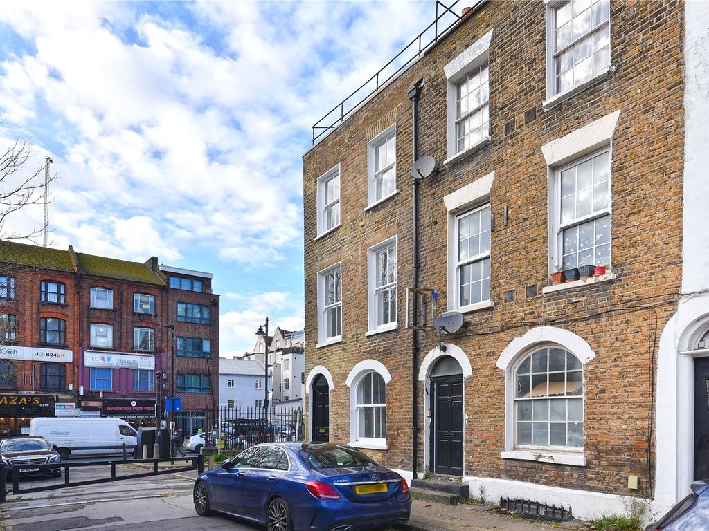 4 bed end terrace house to rent in Mount Terrace, London E1, £4,000 pcm