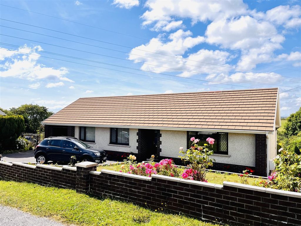 3 bed bungalow for sale in Heol Waunyclun, Trimsaran, Kidwelly SA17