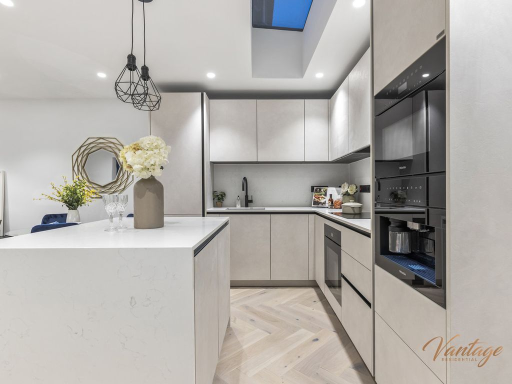 2 bed bungalow for sale in Grove End Road, St John's Wood NW8, £975,000