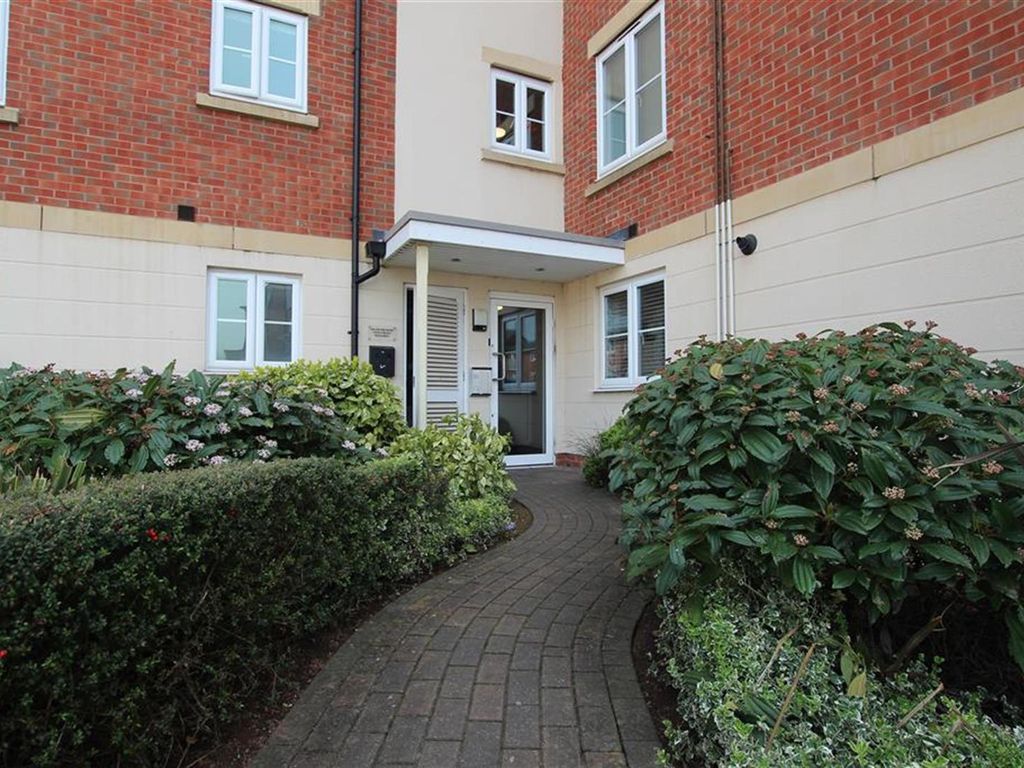 2 bed flat to rent in Dixon Close, Redditch B97, £825 pcm Zoopla