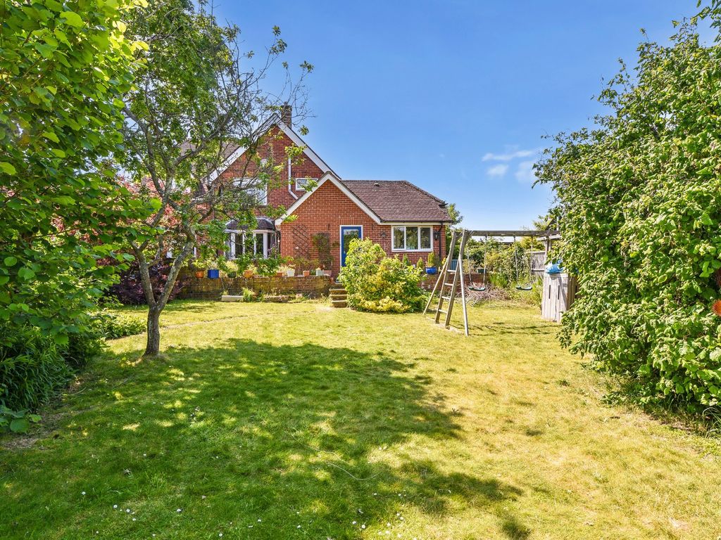 4 bed detached house for sale in Queens Road, Alton, Hampshire GU34, £