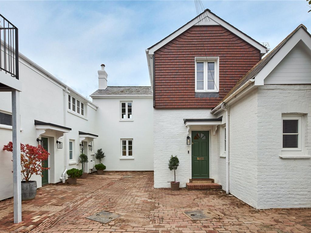 3 bed mews house for sale in Hungershall Mews, Hungershall Park Close