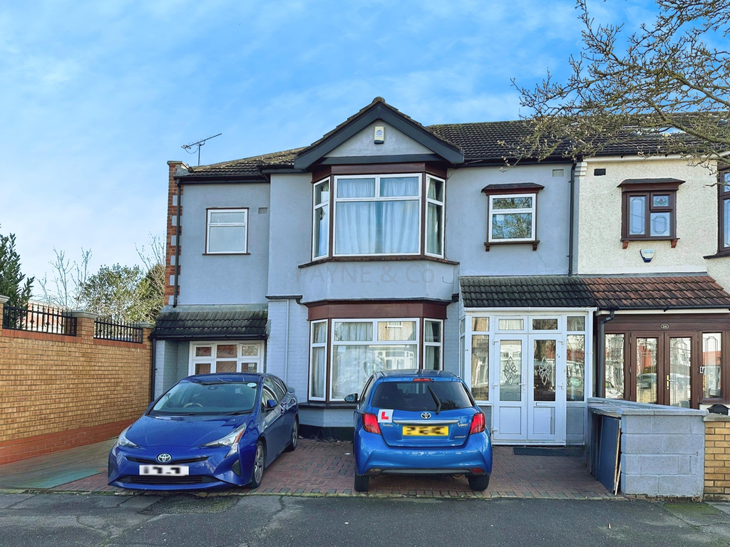 4 bed end terrace house for sale in Mundon Gardens, Ilford IG1, £