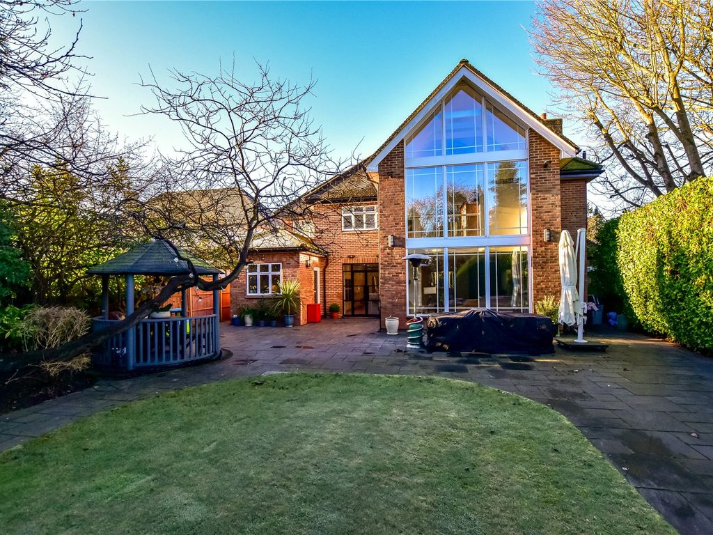 6 bed detached house for sale in St Peters Way, Chorleywood