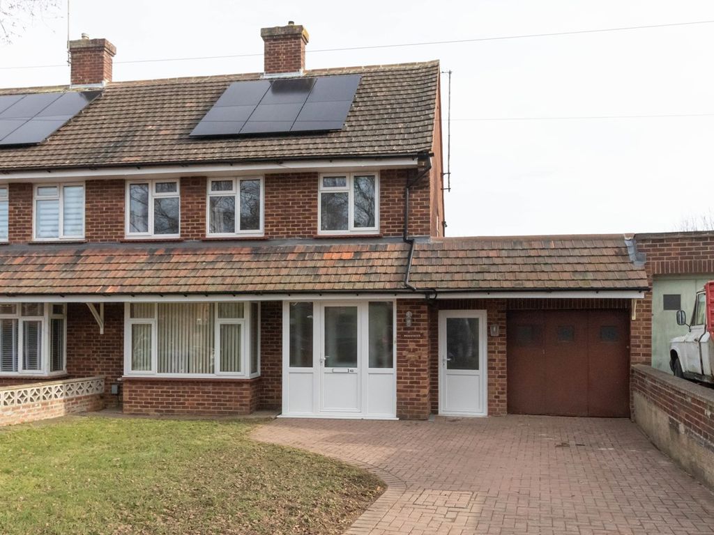 4 bed semidetached house to rent in Bowershott, Letchworth Garden City