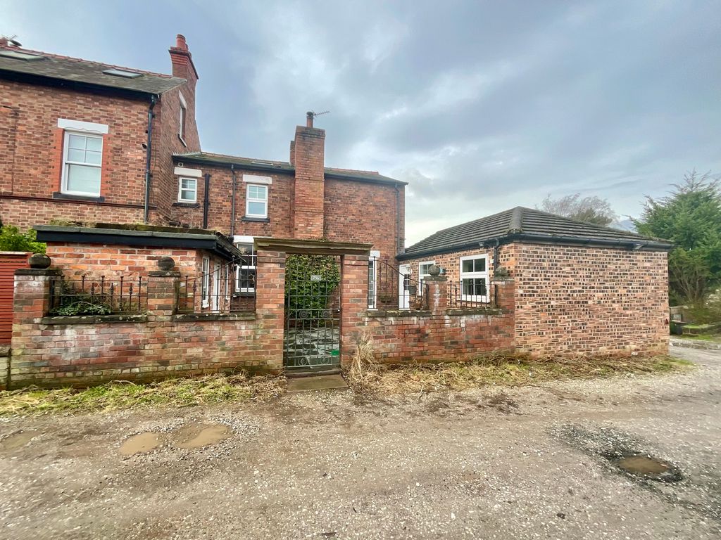 4 bed end terrace house for sale in High Street, Frodsham WA6, £320,000