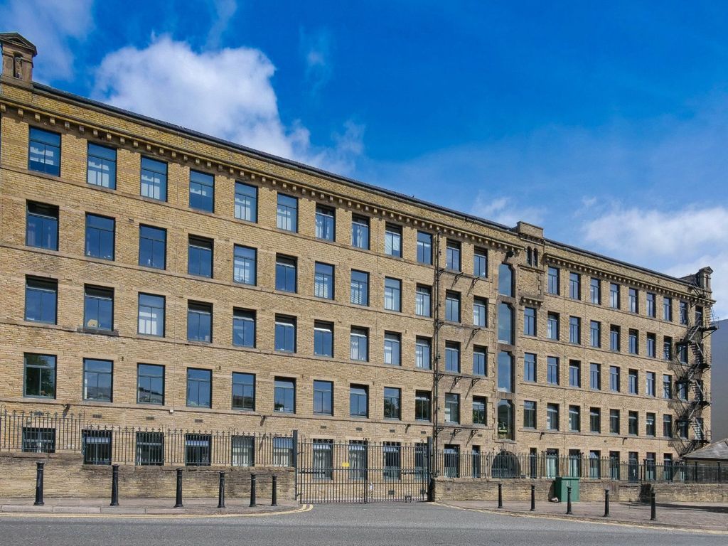 2 bed flat to rent in Salts Mill Road, Shipley, West Yorkshire BD17