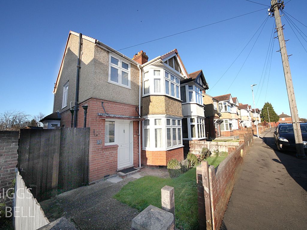 3 bed semidetached house for sale in Rutland Crescent, Luton