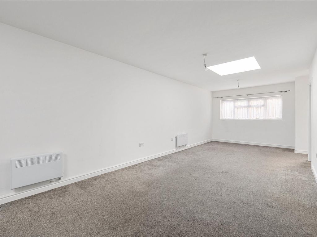 1 bed flat to rent in Lea Bridge Road, London E10, £1,350 pcm Zoopla