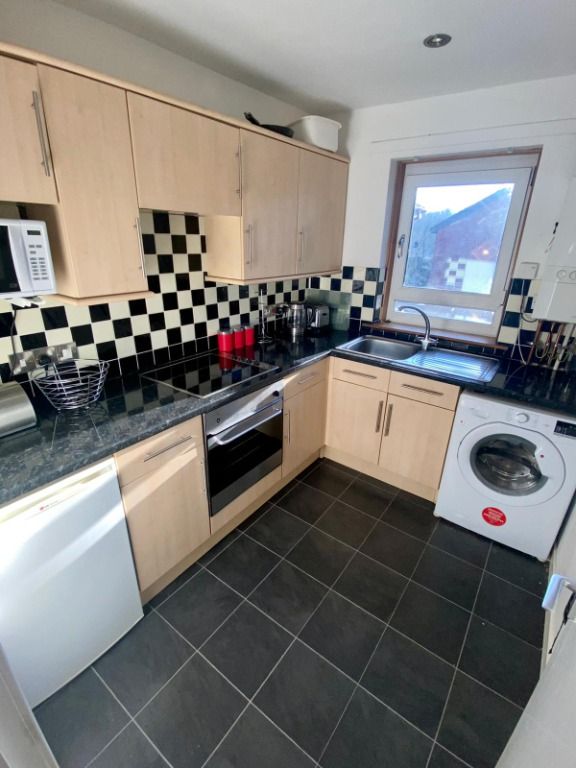 2 bed flat to rent in Gallacher Avenue, Paisley, Renfrewshire PA2, £850 pcm Zoopla