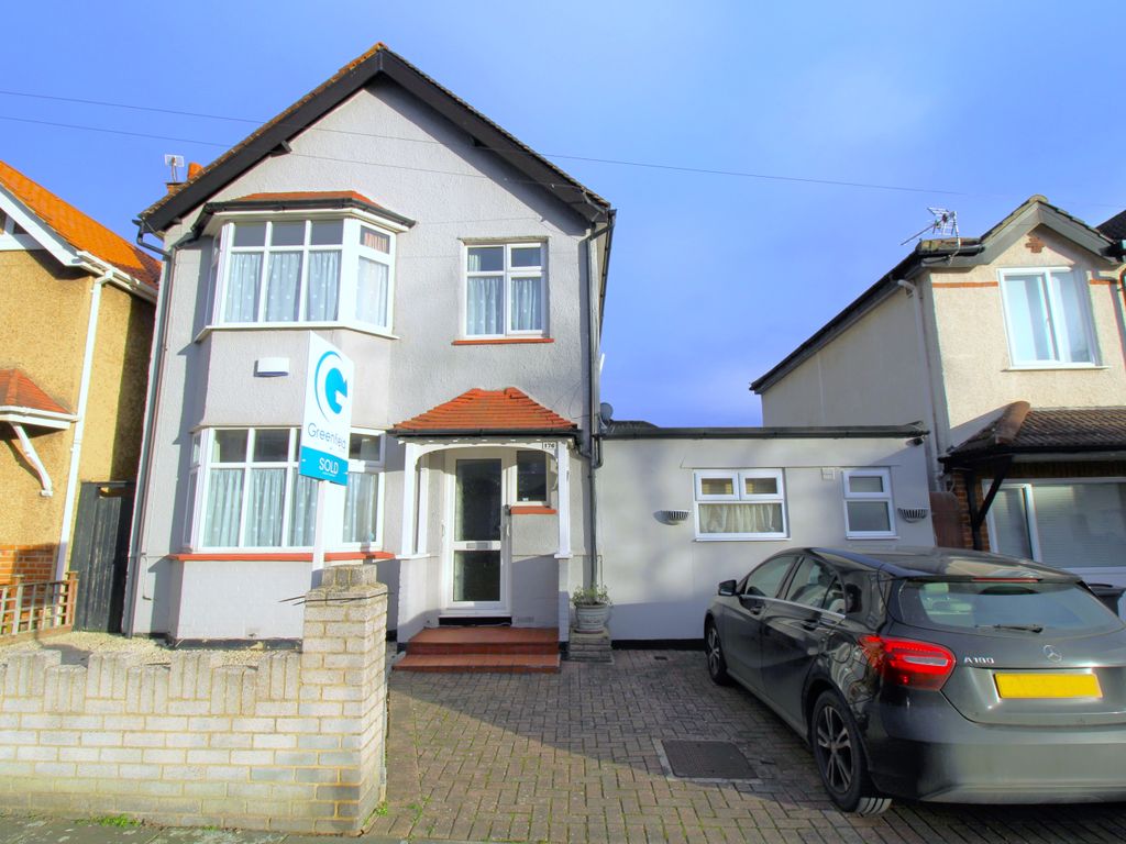 4 bed detached house to rent in Douglas Road, Surbiton KT6, £2,750 pcm