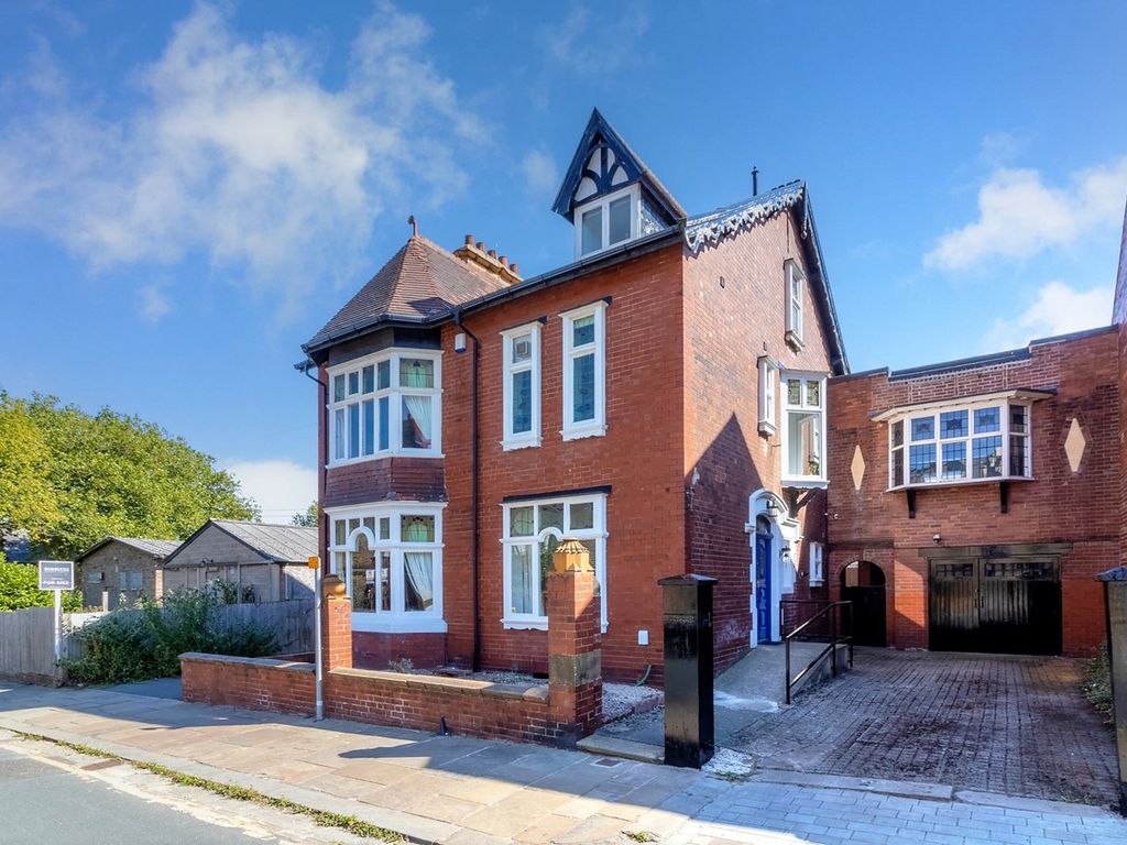 5 bed linkdetached house for sale in Victoria Street, Barnsley S70