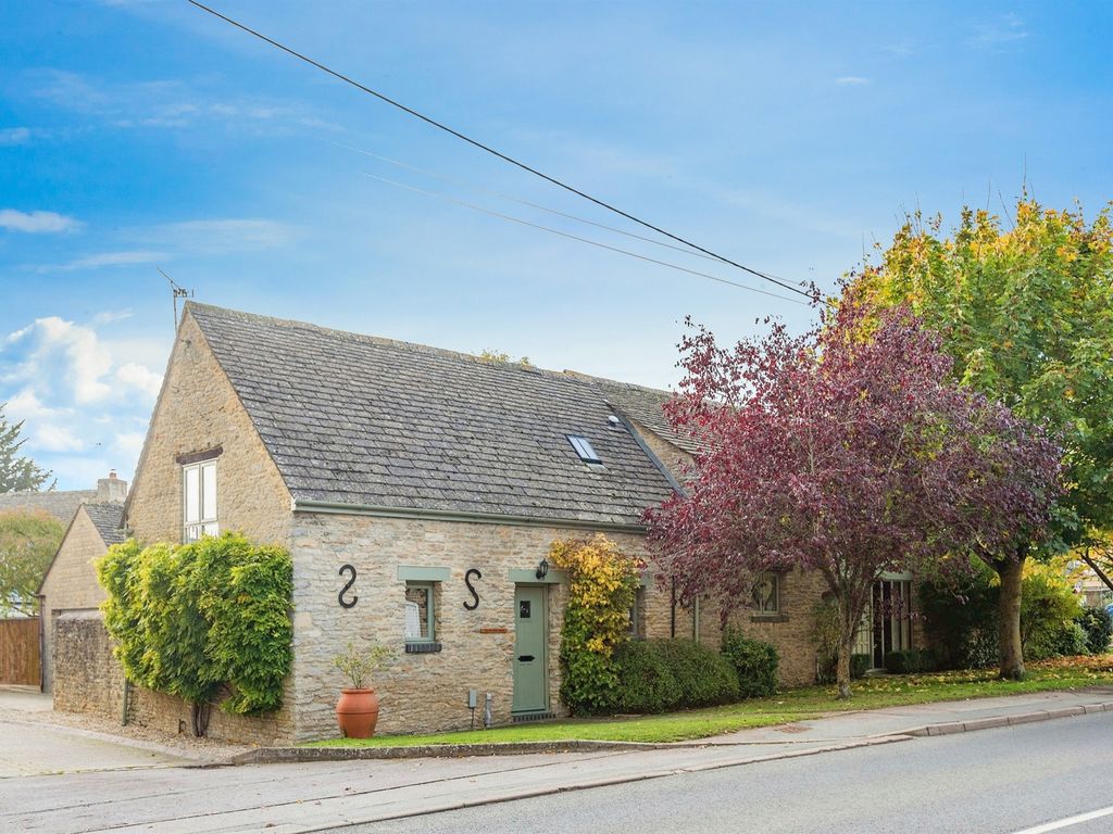 2 bed barn conversion for sale in Main Road, Curbridge, Witney OX29, £