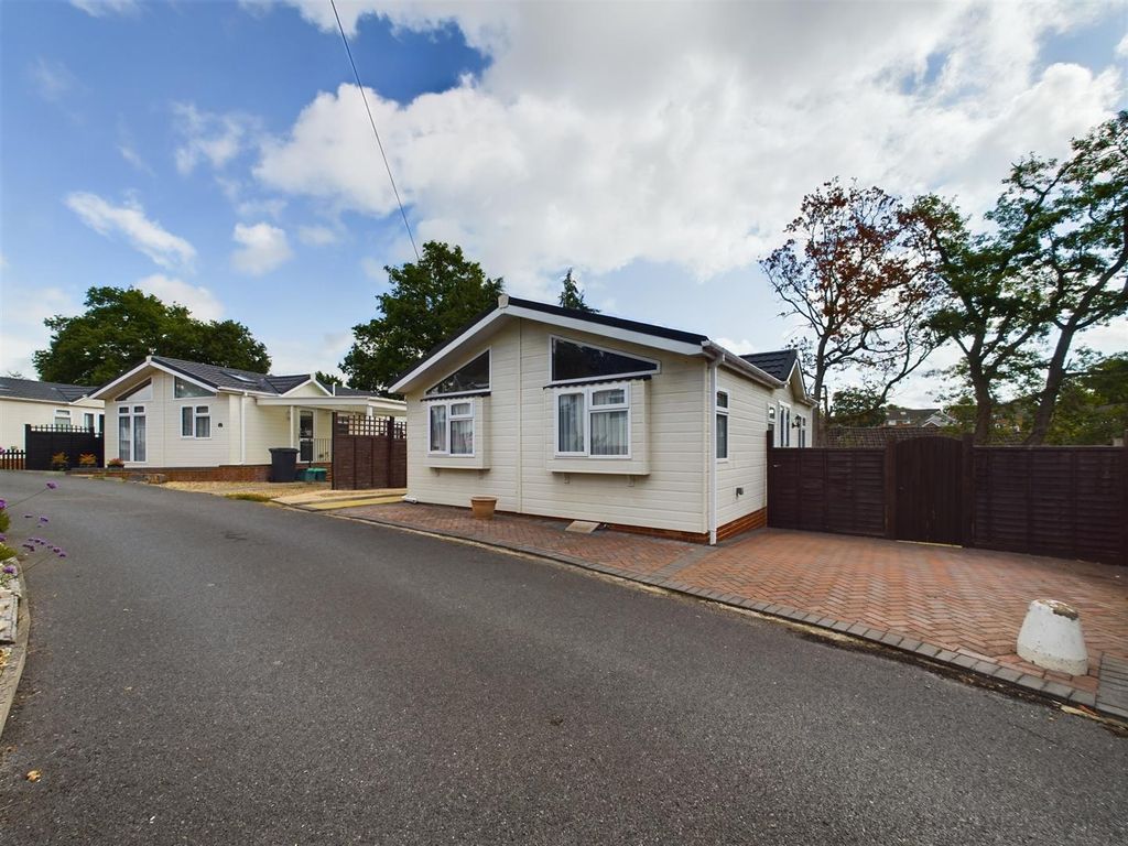 2 bed mobile/park home for sale in Second Avenue, Garston Park