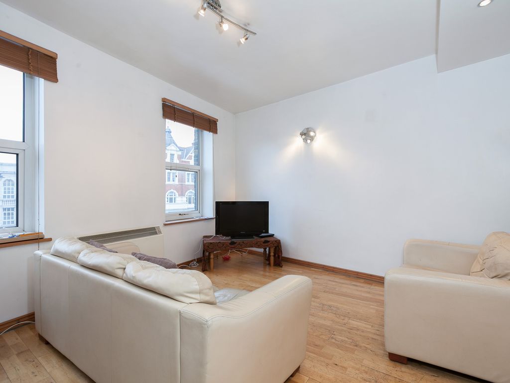 2 bed flat to rent in Clapham Common South Side, London SW4, £2,200 pcm