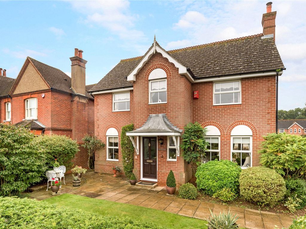 4 bed detached house for sale in Flitwick Grange, Godalming GU8, £