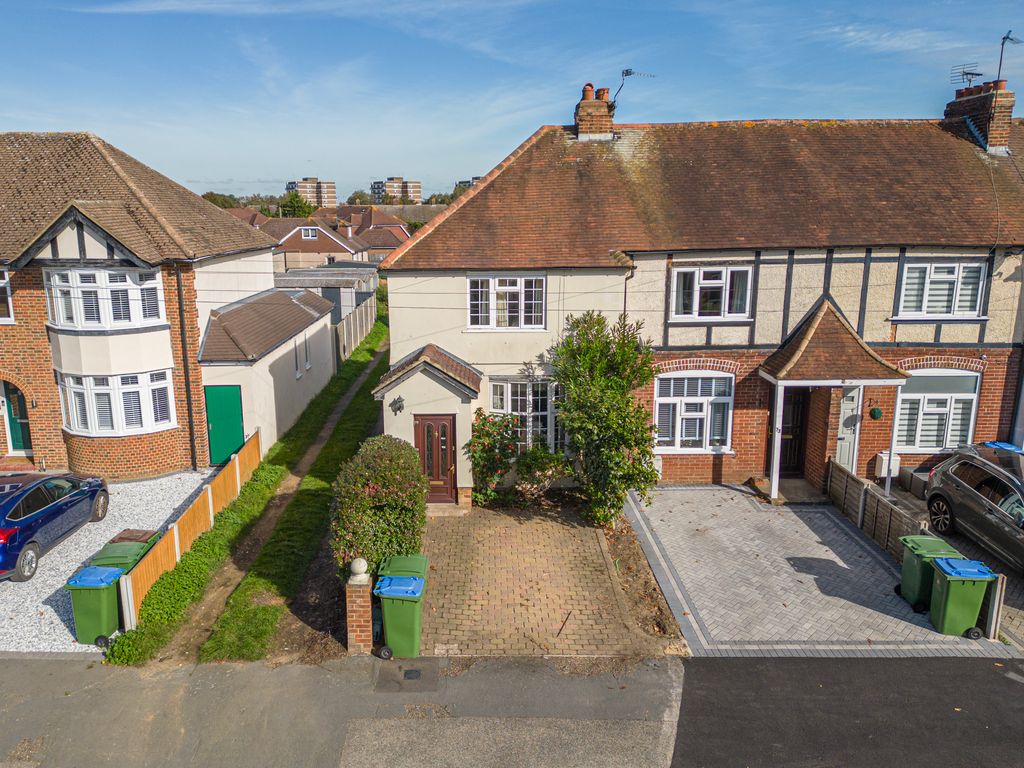 3 bed end terrace house for sale in Garden Road, WaltonOnThames