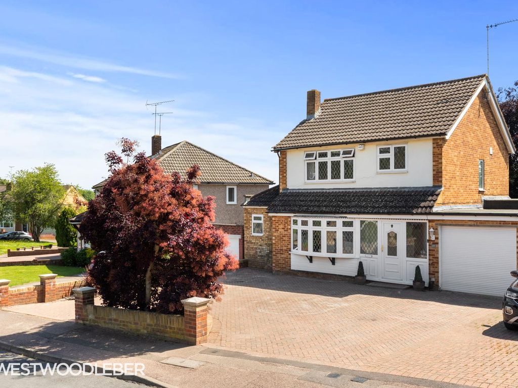 4 bed link detached house for sale in High Wood Road, Hoddesdon EN11, £