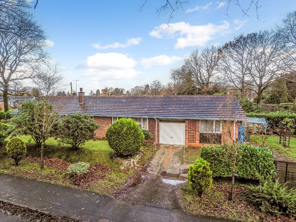 4 bed bungalow for sale in Fairfield Green, Four Marks, Alton