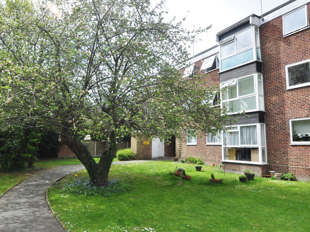 2 bed flat for sale in Rayleigh Road, Hadleigh, Benfleet SS7 Zoopla